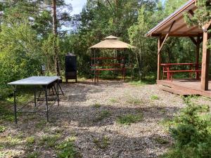 een picknicktafel en een tuinhuisje in de tuin bij Paatsalu Camping in Paatsalu