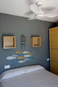 Un pat sau paturi într-o cameră la Ático Calpe primera línea de playa