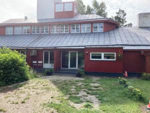 een rood huis met een rood dak bij Paatsalu Camping in Paatsalu