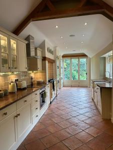 Kuchyň nebo kuchyňský kout v ubytování Perfectly Positioned Hambleden House