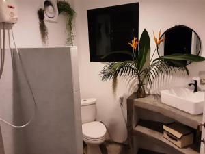 y baño con aseo, lavabo y espejo. en Feel Home no1 private house 2BR, en Hinkong