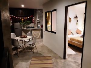Habitación con cama, mesa y cocina. en Feel Home no1 private house 2BR, en Hinkong
