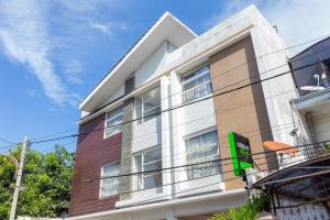 an exterior view of a building at Urbanview Erga Family Residence Syariah Surabaya in Surabaya