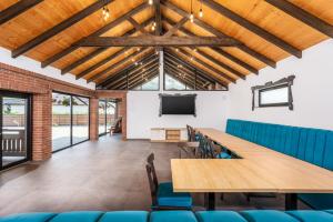 a conference room with a long table and blue chairs at Ellys Residence in Voroneţ