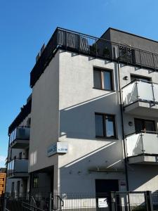 ein Gebäude mit Balkon auf der Seite in der Unterkunft M&M Apartament Glogera in Krakau