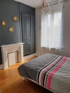 Ένα ή περισσότερα κρεβάτια σε δωμάτιο στο Maison amienoise typique