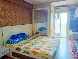 Tempat tidur dalam kamar di Apartemen cibubur village booking by hans property