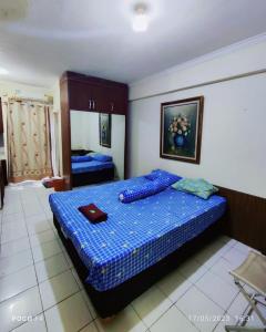 Tempat tidur dalam kamar di Apartemen cibubur village booking by hans property