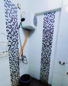 Ванная комната в Apartemen cibubur village booking by hans property