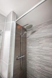 y baño con ducha y puerta de cristal. en Friendly 50m2 One-Bedroom Apartment, en Tiel