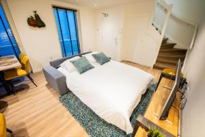 Tempat tidur dalam kamar di Friendly 50m2 One-Bedroom Apartment