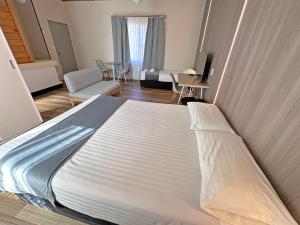 1 dormitorio con 1 cama grande en una habitación en Spa Village Travel Inn en Moree