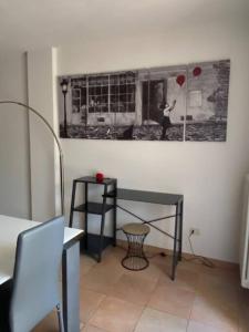 a room with a desk and a picture on the wall at Appartamento con piscina e idromassaggio a 5 min dal mare in Santa Veneranda