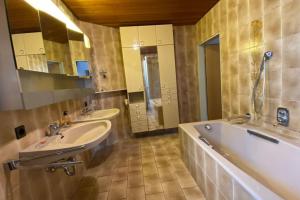 Ένα μπάνιο στο Charmante Bauernhofwohnung in Lautertal +23 φωτογραφίες