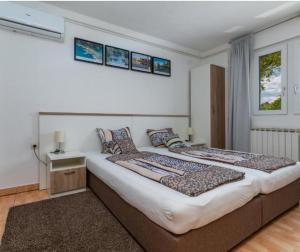 1 Schlafzimmer mit 2 Betten und einem Fenster in der Unterkunft Apartment Karlovac in Karlovac