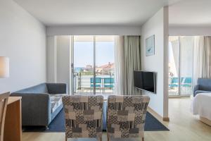 TV a/nebo společenská místnost v ubytování Sol Port Cambrils Hotel