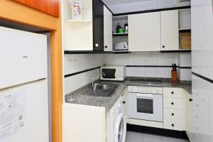 Kuchyňa alebo kuchynka v ubytovaní AT007 Apartamento a 150 m de la playa