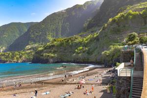 un gruppo di persone su una spiaggia vicino all'oceano di Rita's house a Ponta Delgada
