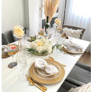 una mesa blanca con una mesa blanca con flores amarillas en Magnifique appartement 3 pièces à Vitry-sur-seine (15min de Paris) en Vitry-sur-Seine