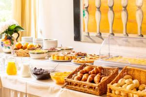 un buffet avec de nombreux types de nourriture sur une table dans l'établissement Hotel & Residence Venezia 2000, sur le Lido de Venise