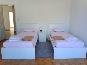 A bed or beds in a room at Cube 1B Flat