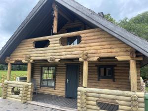 奥泰佩Nuustakumajad的小木屋设有门廊和门