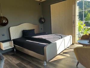 ein Schlafzimmer mit einem Bett in einem Zimmer mit einem Fenster in der Unterkunft Landcafe mit Mini Hotel in Burgdorf