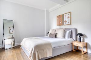 Een bed of bedden in een kamer bij UWS 2BR w Elevator Doorman Gym nr 1 line NYC-625