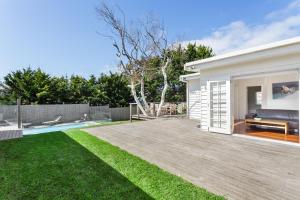 un patio trasero de una casa blanca con piscina en Sorrento Beach House - Perfect spot and NEW pool, en Sorrento