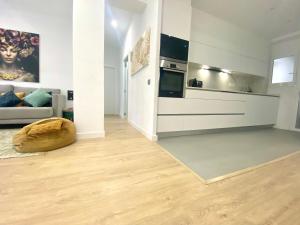 ein Wohnzimmer mit einem Sofa und einer Küche in der Unterkunft Barcelona New Apartment- Free Parking- 10 min by metro from BCN Center and Sagrada Família in Barcelona