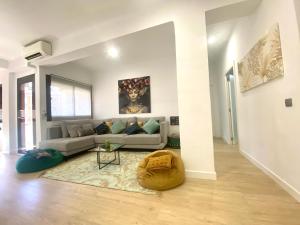 Area soggiorno di Barcelona Chic Apartments- Free PARKING - 10 min from BCN city centre by metro