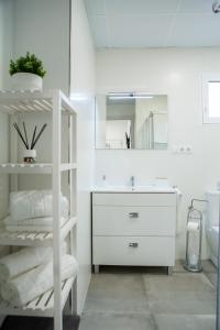 A bathroom at Apartamentos Linersol Még 28 kép