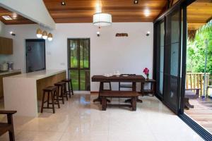 cocina y comedor con mesa y sillas en Zen Forest Entire Villa with Private Pool at Karak, en Kampung Sunjai Gapoi