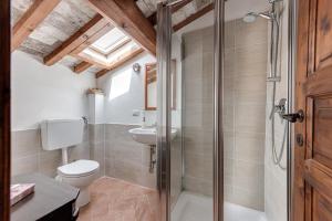 La salle de bains est pourvue d'une douche, de toilettes et d'un lavabo. dans l'établissement Il Castello di Mangona, à Barberino di Mugello