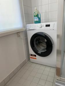 - un lave-linge dans un coin de la salle de bains dans l'établissement Vanapargi Apartments, à Pärnu