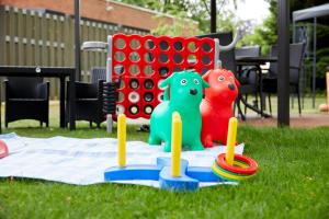 Deux éléphants jouets assis sur une couverture de pique-nique dans l'herbe dans l'établissement Gästehaus am Landhaus Friedrichsfehn, à Edewecht