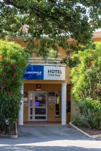 una señal de hotel frente a un edificio en The Originals City, Hôtel Côté Sud, Marseille Est (Inter-Hotel), en Allauch