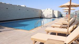 Bazén v ubytování Al Riyadh Hotel Apartments nebo v jeho okolí