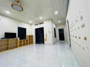 un pasillo con una gran habitación blanca con una pared en Charis Home- Tay Ninh, en Tây Ninh