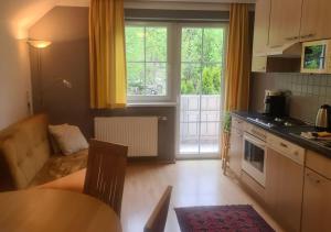 - une cuisine avec une table et un canapé dans une chambre dans l'établissement Villa Florl, à Schladming