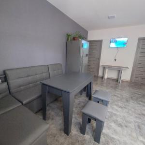 sala de estar con mesa y sofá en Hostel Divan, en Ereván