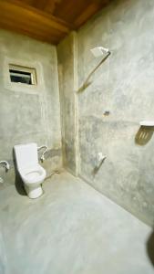 Grand Cabin Pinnawala tesisinde bir banyo