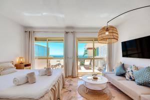 Posezení v ubytování Sea Front Beach Studio Apartment