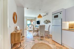 Kuchyň nebo kuchyňský kout v ubytování Sea Front Beach Studio Apartment