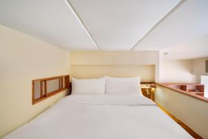 Letto o letti in una camera di Wutong Hotel Apartment Bao'an Center