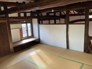 an empty room with a window in a building at ＰＥＮＳＩＯＮ　ＳＨＩＭＡＫＡＺＥ in Motobu