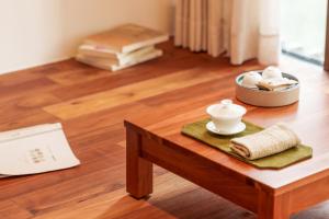 a coffee table with a tea set on top of it at Taihua Wutong Apartment in Bao'an