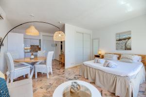 Postel nebo postele na pokoji v ubytování Sea Front Beach Studio Apartment + 22 fotografií