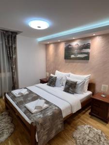 ジャブリャクにあるLux Centre Apartmentのベッドルーム1室(大型ベッド1台、白いシーツ、枕付)