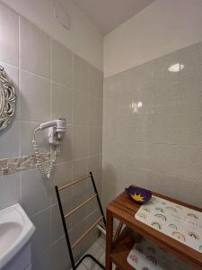 マンドリュー・ラ・ナプールにあるAppartement en Rez de Villa Beausiteのバスルーム(洗面台、トイレ、テーブル付)